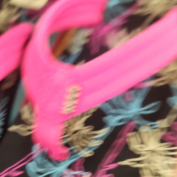 Reef Pink and Black Sandals Vibrant Flip Flops - Picture 4 of 4